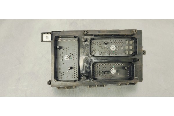 Recambio de caja reles / fusibles para opel zafira b enjoy referencia OEM IAM 13206752  