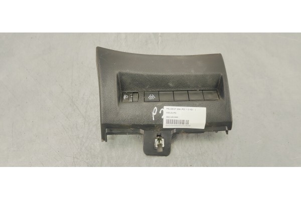Recambio de moldura para peugeot 208 (p2) 1.5 hdi referencia OEM IAM 9823464380  