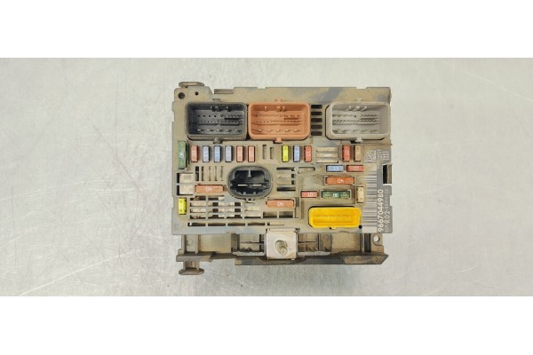 Recambio de caja reles / fusibles para citroen c5 berlina 1.6 16v hdi fap referencia OEM IAM 9667044980  