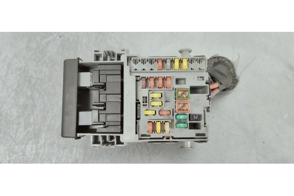 Recambio de caja reles / fusibles para opel insignia berlina 2.0cdti 130 fap referencia OEM IAM 13222786  