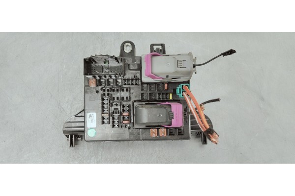 Recambio de caja reles / fusibles para opel insignia berlina 2.0cdti 130 fap referencia OEM IAM 13277317  