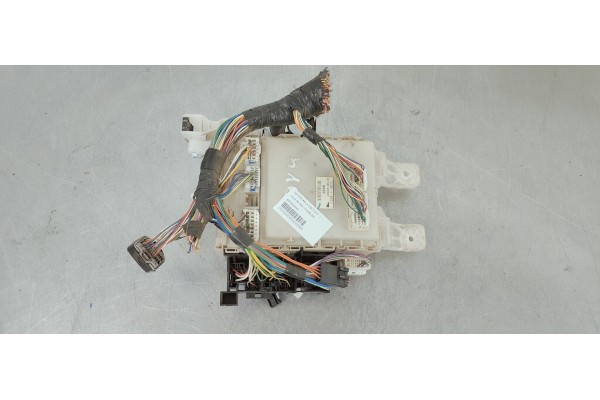 Recambio de caja reles / fusibles para toyota rav 4 (a3) 2.2 d referencia OEM IAM 8273042020  