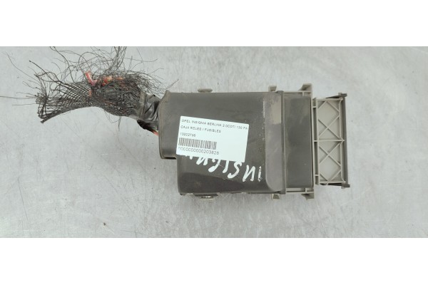 Recambio de caja reles / fusibles para opel insignia berlina 2.0cdti 130 fap referencia OEM IAM 13222786  