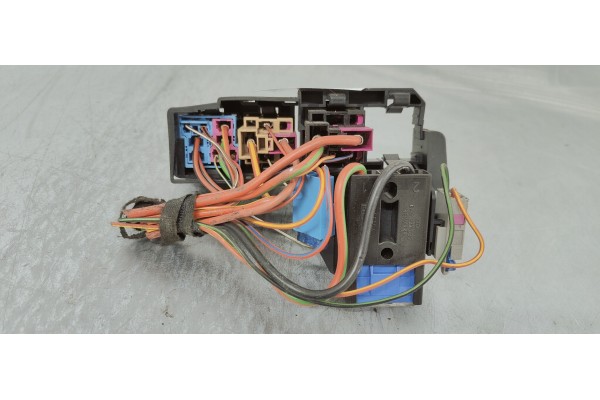 Recambio de caja reles / fusibles para audi a4 berlina (8e) 1.9 tdi (96kw) referencia OEM IAM 8E1937503B  