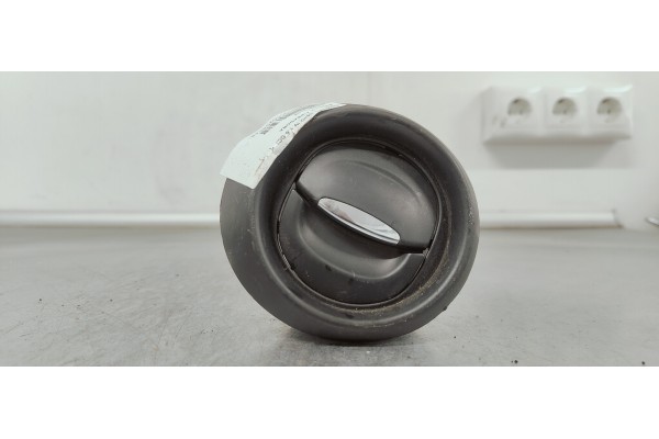 Recambio de rejilla aireadora para renault clio iv 1.5 dci referencia OEM IAM 687601310R  
