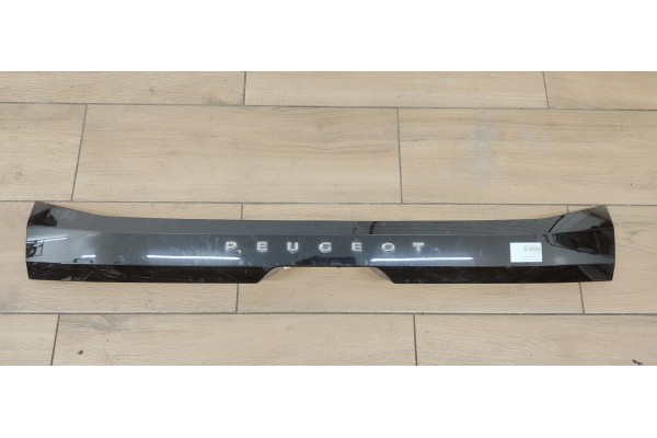 Recambio de molduras traseras para peugeot 208 (p2) 1.5 hdi referencia OEM IAM 9826944480  