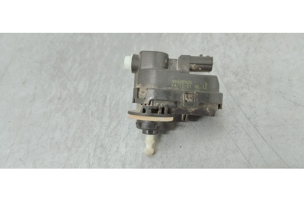 Recambio de motor regulacion faros para peugeot 208 (p2) 1.5 hdi referencia OEM IAM 90005925  