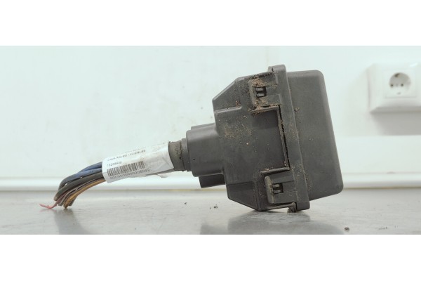 Recambio de caja reles / fusibles para opel insignia berlina 2.0cdti 130 fap referencia OEM IAM 13265980  