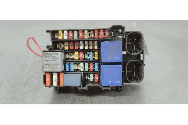 Recambio de caja reles / fusibles para renault megane iii sport tourer 1.5 dci referencia OEM IAM 18013301D  