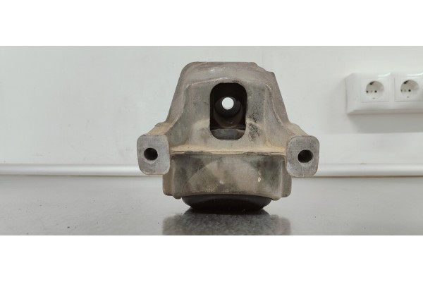 Recambio de soporte motor derecho para audi a4 ber. (b8) 2.0 tdi referencia OEM IAM 8R0199381AN  