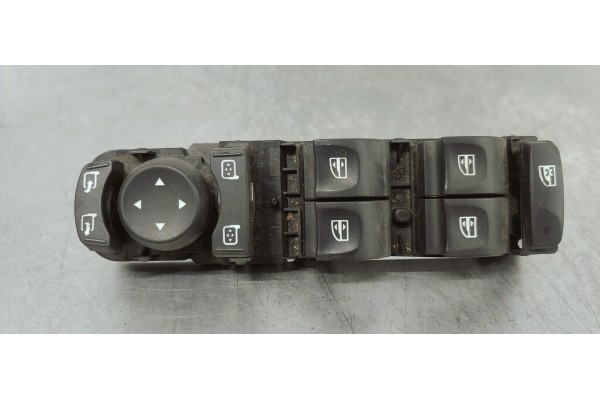 Recambio de mando elevalunas delantero izquierdo para renault megane iii sport tourer 1.5 dci referencia OEM IAM   