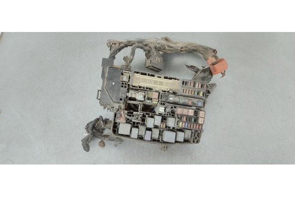 Recambio de caja reles / fusibles para toyota auris 1.6 i 132 referencia OEM IAM   