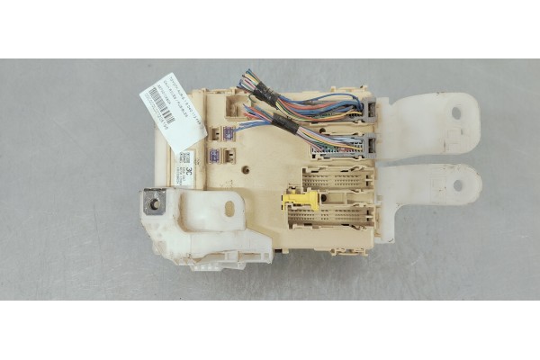 Recambio de caja reles / fusibles para toyota auris 1.6 d4d 112 fap referencia OEM IAM 8273012X80A  