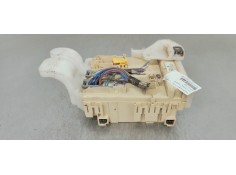 Recambio de caja reles / fusibles para toyota auris 1.6 d4d 112 fap referencia OEM IAM 8273012X80A  