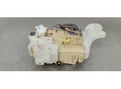 Recambio de caja reles / fusibles para toyota auris 1.6 d4d 112 fap referencia OEM IAM 8273012X80A  