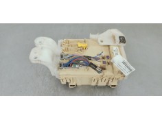 Recambio de caja reles / fusibles para toyota auris 1.6 d4d 112 fap referencia OEM IAM 8273012X80A  
