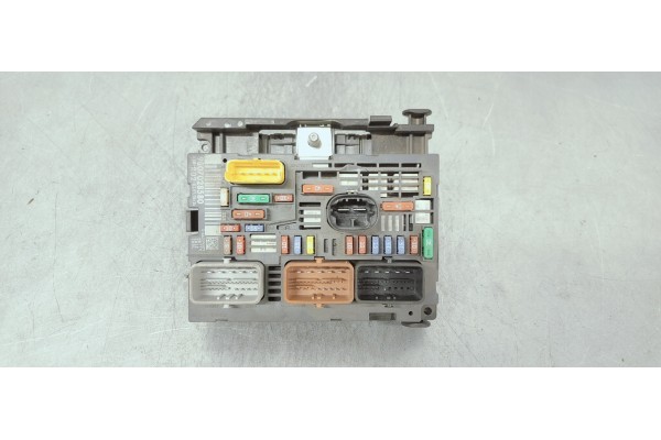 Recambio de caja reles / fusibles para peugeot 3008 1.6 hdi referencia OEM IAM 9807028580  