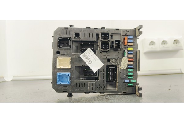 Recambio de caja reles / fusibles para peugeot 3008 1.6 hdi referencia OEM IAM 9812189980  