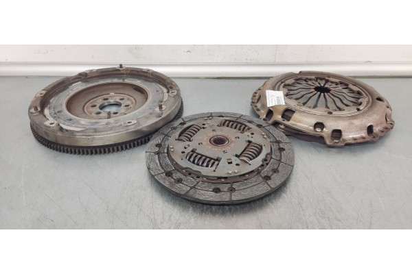 Recambio de kit embrague para citroen c4 cactus 1.6hdi 100 fap referencia OEM IAM 9801354780  