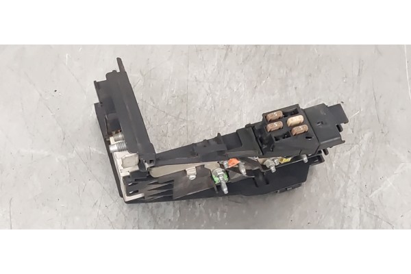 Recambio de caja reles / fusibles para peugeot 5008 2.0 hdi referencia OEM IAM 9666527580  