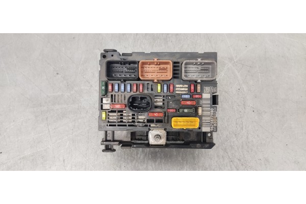 Recambio de caja reles / fusibles para peugeot 5008 2.0 hdi referencia OEM IAM 9675877980  