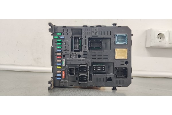 Recambio de caja reles / fusibles para peugeot 5008 2.0 hdi referencia OEM IAM 281197595  