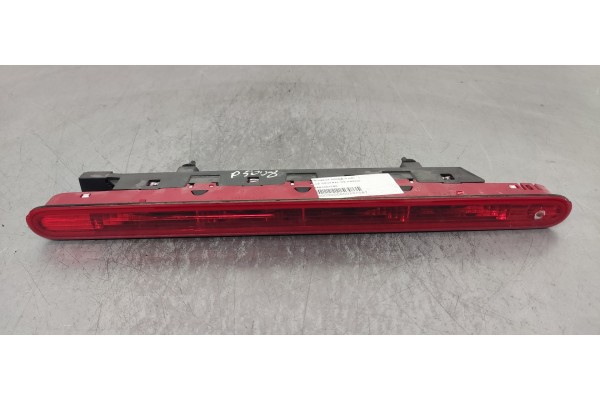 Recambio de luz central de freno para peugeot 5008 2.0 hdi referencia OEM IAM 9684008780  