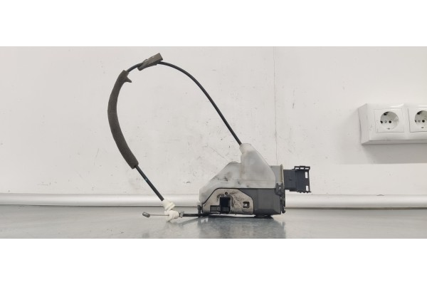 Recambio de cerradura puerta trasera izquierda para peugeot 5008 2.0 hdi referencia OEM IAM 732302  