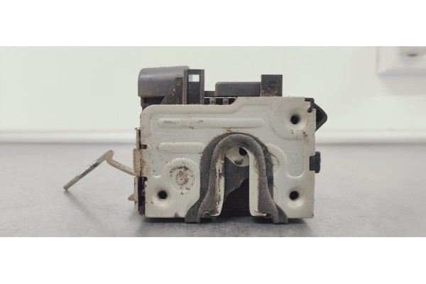 Recambio de cerradura puerta delantera derecha para dacia sandero 1.5 dci 85 referencia OEM IAM 8200735224  