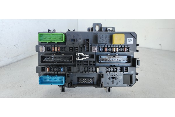 Recambio de caja reles / fusibles para opel astra h berlina 1.9 cdti referencia OEM IAM 13181278  