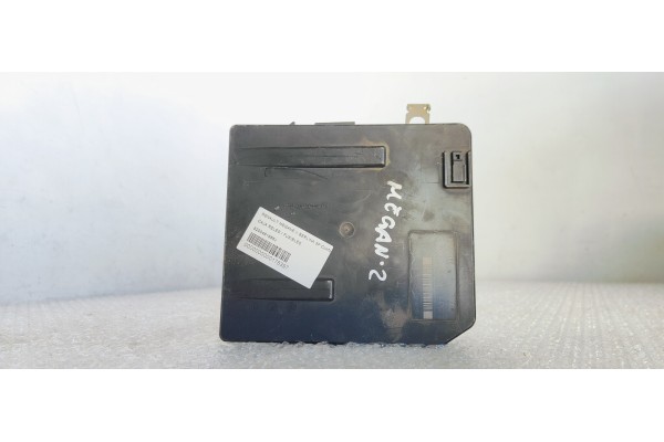 Recambio de caja reles / fusibles para renault megane ii berlina 3p confort dynamique referencia OEM IAM 8200481866J  