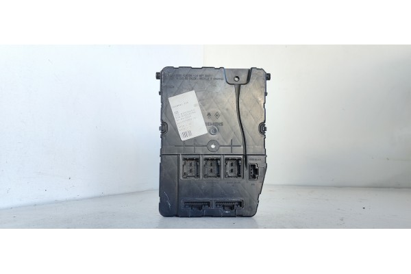 Recambio de caja reles / fusibles para renault megane ii berlina 5p 1.5 dci diesel referencia OEM IAM 8200305575  