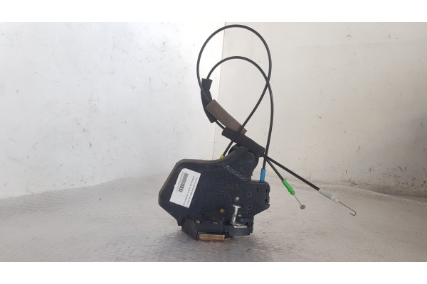 Recambio de cerradura puerta trasera derecha para toyota avensis berlina (t25) 2.0 d4d 115 referencia OEM IAM   