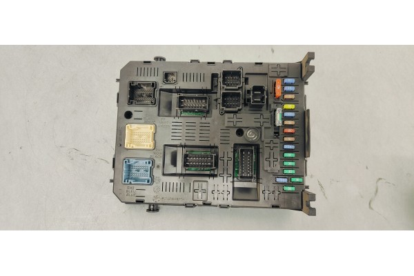 Recambio de caja reles / fusibles para peugeot rcz 2.0 hdi 163 fap referencia OEM IAM 281164872  