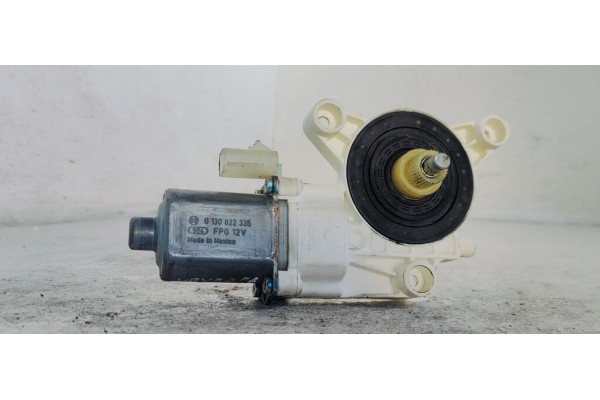 Recambio de motor elevalunas trasero izquierdo para chrysler grand voyager 2.8 crd cat referencia OEM IAM 0130822335  