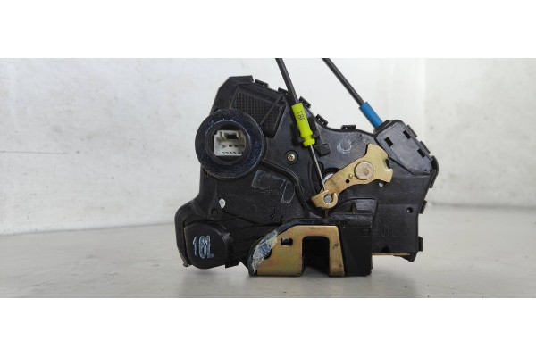 Recambio de cerradura puerta delantera derecha para toyota avensis wagon (t25) 2.0 d-cat referencia OEM IAM   