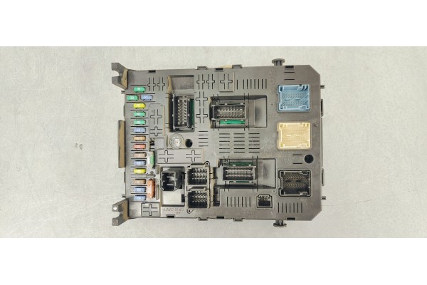 Recambio de caja reles / fusibles para peugeot 3008 1.6 hdi 110 fap referencia OEM IAM 281197595  