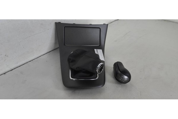 Recambio de guarnecidos palanca cambio para toyota avensis wagon (t25) 2.0 d-cat referencia OEM IAM 8493  