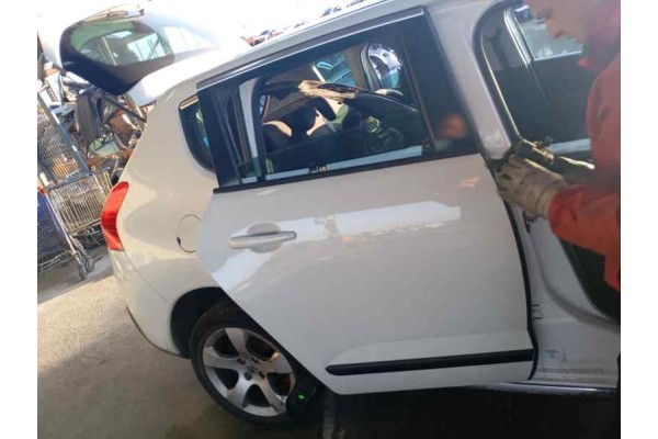 Recambio de puerta trasera derecha para peugeot 3008 1.6hdi 115 fap referencia OEM IAM   