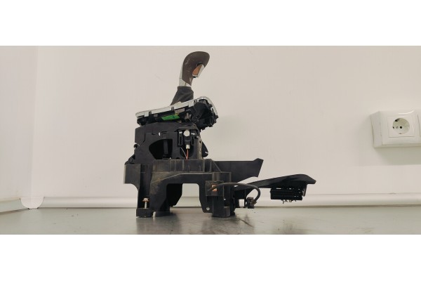 Recambio de palanca cambio para opel insignia sports tourer 2.0 cdti 130 fap referencia OEM IAM 13306867  