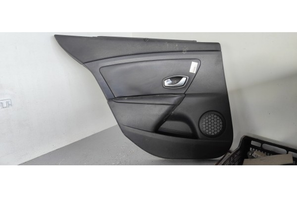 Recambio de guarnecido puerta trasera izquierda para renault fluence 1.6 16v referencia OEM IAM   