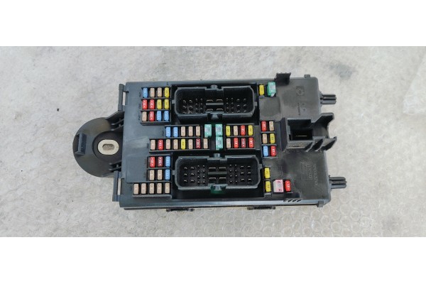 Recambio de caja reles / fusibles para volvo s90 lim. 2.0 d turbo 150 fap referencia OEM IAM 31346672  