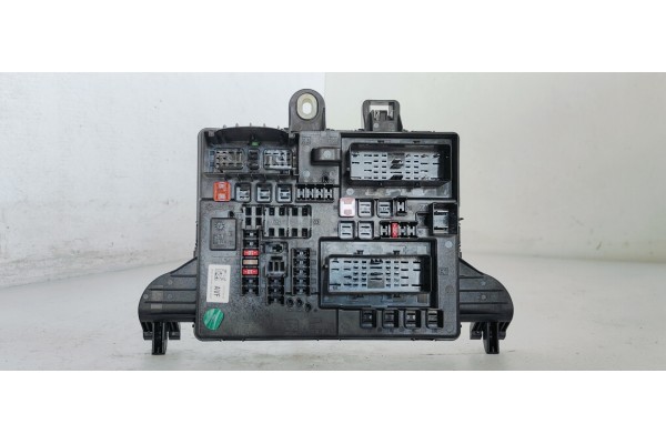 Recambio de caja reles / fusibles para opel insignia berlina expression referencia OEM IAM 2273776402  