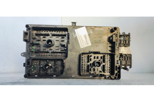 Recambio de caja reles / fusibles para opel insignia berlina 2.0cdti 130 fap referencia OEM IAM 13255300  