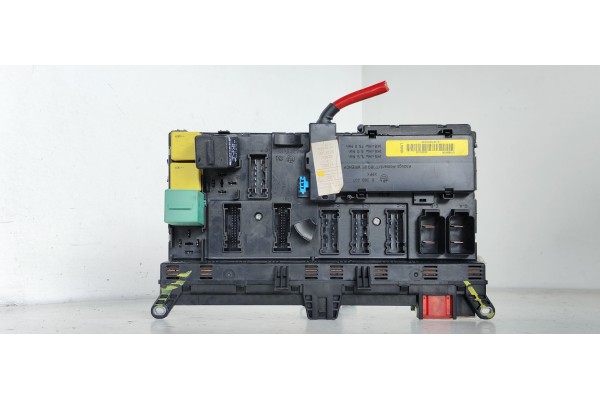 Recambio de caja reles / fusibles para land rover range rover (lm) v8 td vogue referencia OEM IAM 8380407  