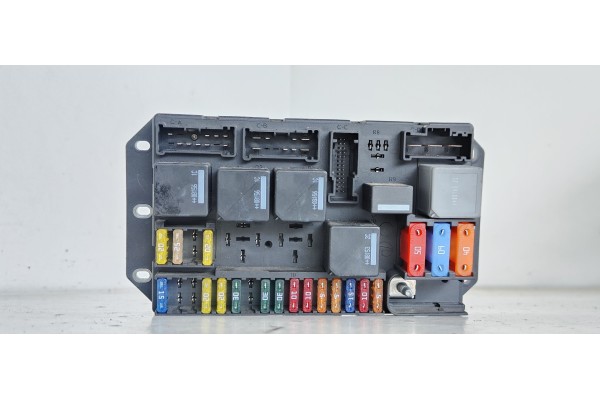 Recambio de caja reles / fusibles para land rover range rover (lm) v8 td vogue referencia OEM IAM 518879002  