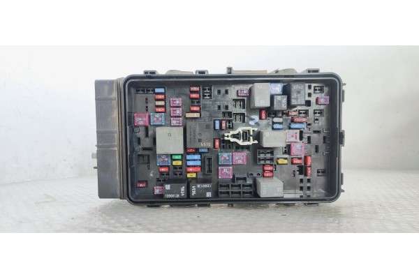 Recambio de caja reles / fusibles para opel insignia berlina 1.6 cdti 136 fap referencia OEM IAM 39116624  