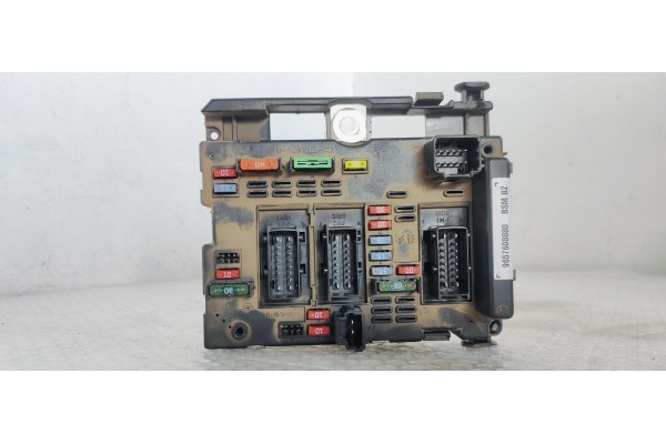 Recambio de caja reles / fusibles para peugeot 206 berlina look referencia OEM IAM 9657608880  
