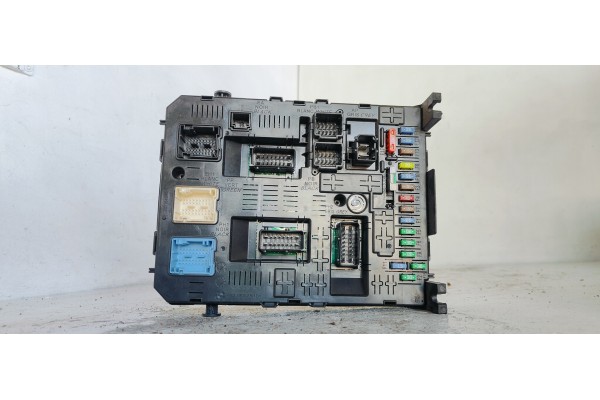 Recambio de caja reles / fusibles para peugeot 3008 1.6hdi 115 fap referencia OEM IAM 281197595  