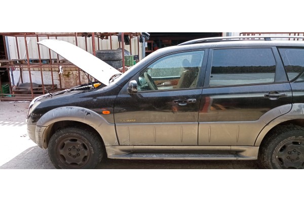 Recambio de puerta delantera izquierda para ssangyong rexton 3.2 cat referencia OEM IAM   